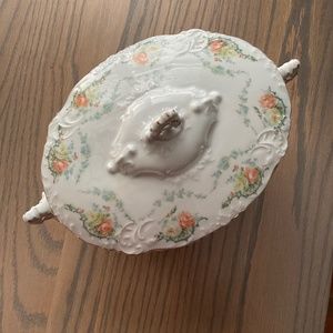 VINTAGE CHINA VEGETABLE BOWL W/LID.   GORGEOUS PIECE IN EXCELLENT CONDITION!!